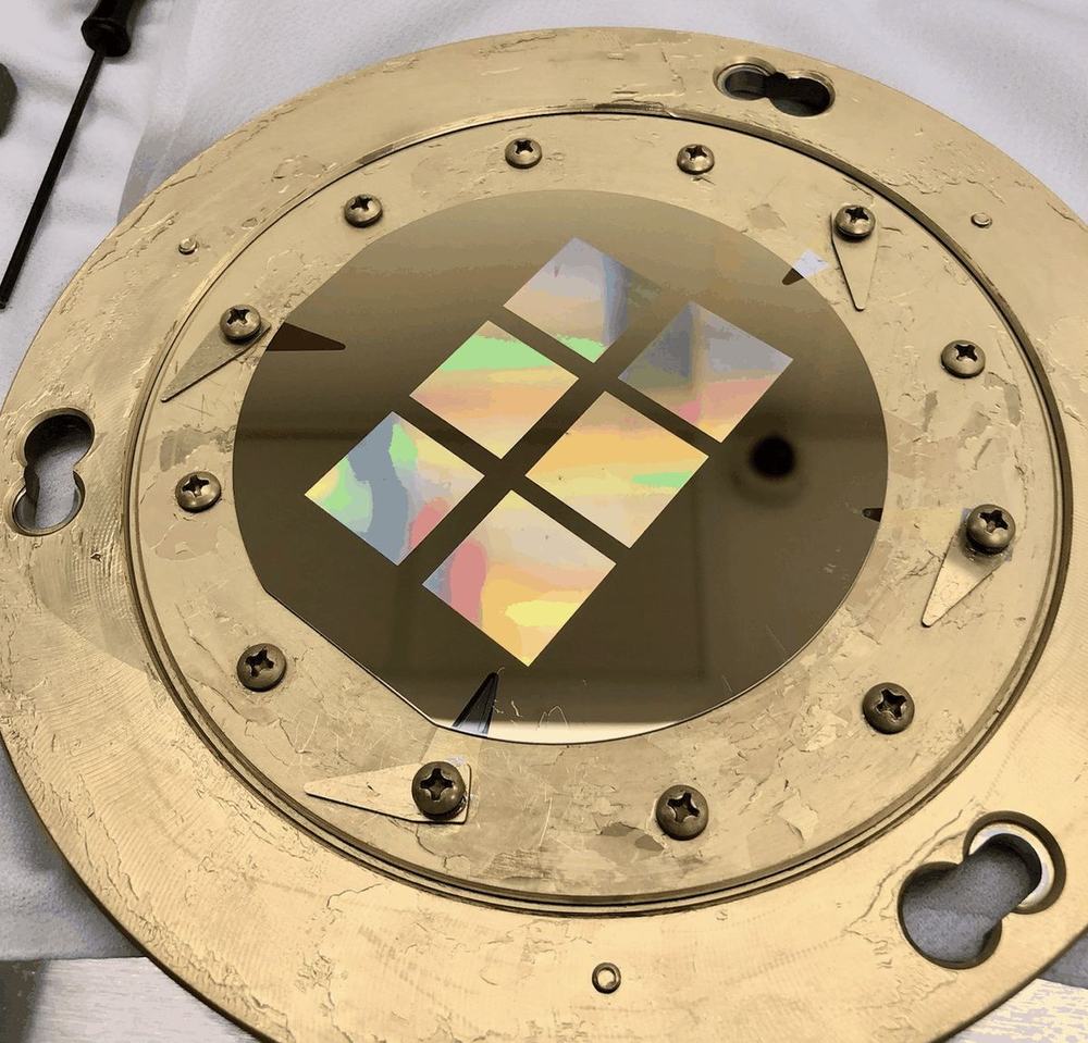 Large-area diffraction grating sample
