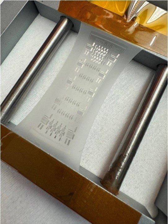 Monolithic stretchable transistor platform on a 4-inch wafer