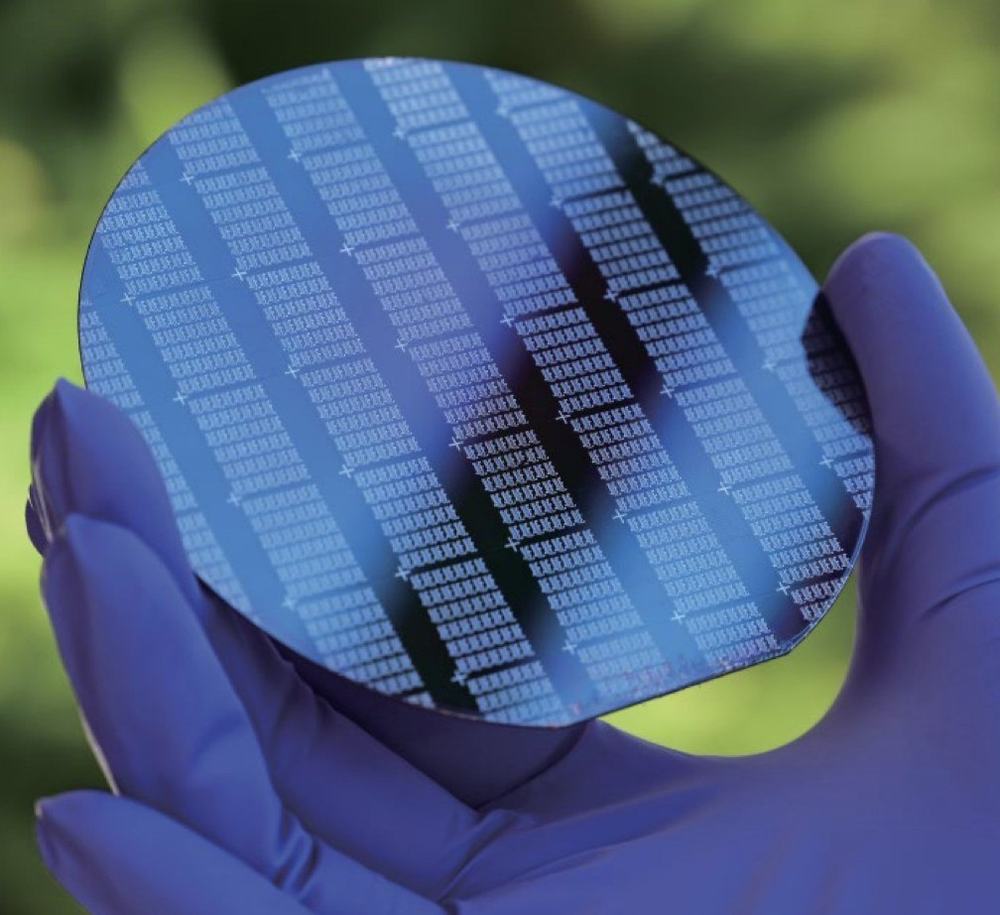 Wafer-scale stretchable transistors